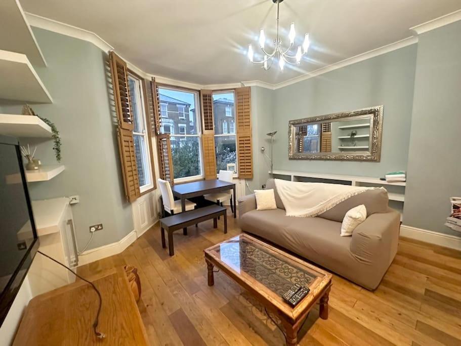 Spacious 2 Bedroom Apartment *